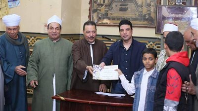 رئيس المنظمة العالمية لخريجي الأزهر بسوهاج يكرّم حفظة القرآن الكريم بقرية بلصفورة