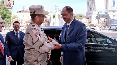 لتنفيذ تدريب «صقر 159» لمجابهة الكوارث.. محافظ سوهاج يستقبل قائد قوات الدفاع الشعبي والعسكري