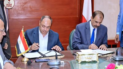 محافظ سوهاج ورئيس هيئة تنمية الصعيد يوقعان 3 بروتوكولات تعاون لإقامة مشروعات زراعية وصناعية