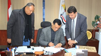 مدير تعليم سوهاج يعتمد نشرات مديري ووكلاء المدارس للمرحلتين الابتدائية والإعدادية