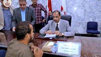 محافظ سوهاج يستمع إلى شكاوى وطلبات المواطنين خلال اللقاء الجماهيري الأسبوعي 