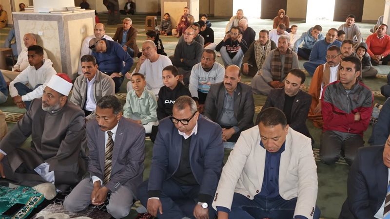 صلاة الجمعة بمسجد