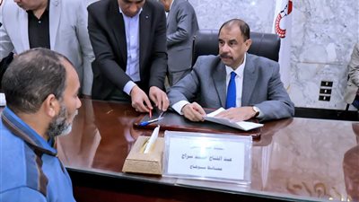 محافظ سوهاج يستمع لشكاوى وطلبات المواطنين خلال اللقاء الجماهيري الأسبوعي