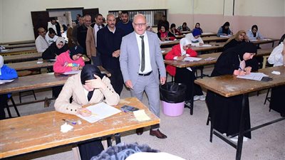 رئيس جامعة سوهاج يتفقد أعمال امتحانات الفصل الدراسي الأول بكلية التكنولوجيا والتعليم