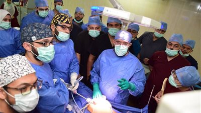 إجراء أول جراحة متطورة لاستئصال أورام المريء بالمناظير بمستشفيات سوهاج الجامعية