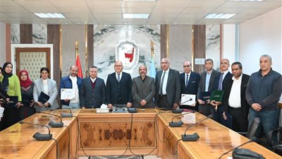 رئيس جامعة سوهاج يكرم وكيل وزارة المالية ومديري الوحدات الحسابية تقديرًا لجهودهم