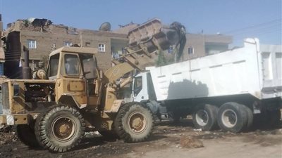 محافظ قنا.. رفع 35 طنًا من تراكمات القمامة بقرية المحروسة