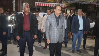 محافظ سوهاج يقود حملة ميدانية مكبرة لمتابعة تنفيذ قرار غلق المحال التجارية