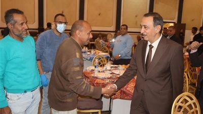 محافظ سوهاج يشارك عمال النظافة إفطارهم ويُكرّم المتميزين