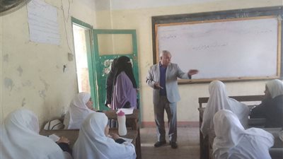 وكيل المنطقة الأزهرية يتفقد سير العملية التعليمية والاختبارات الشهرية بسوهاج 