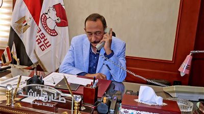 محافظ سوهاج يهنئ الفائزة بجائزة الأم المثالية على مستوى المحافظة