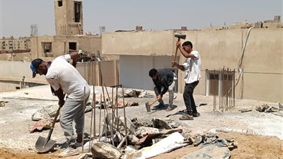 محافظة الجيزة تضرب بيد من حديد: إزالة طوابق مخالفة لعقار بقطاع الهضبة في حي الهرم