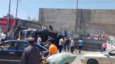 انقلاب سيارة نقل تحمل أطنان من زيوت الطعام التموينية بالمحلة 