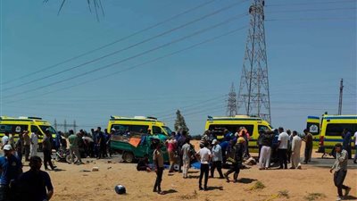 وزيرا التضامن الاجتماعي والعمل يتابعان تداعيات حادث تصادم سيارتي عمال بمنطقة الدواويس في الإسماعيلية.. ويوجهان بصرف المساعدات لأسر الضحايا