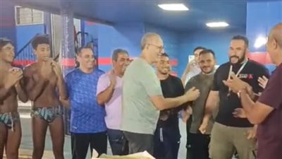 كرة الماء والغطس يستقبلان محمد عبد الكريم بممر شرفي في الزمالك احتفالًا بإنجاز ناشئات اليد
