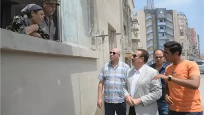 في مشهد إنساني.. محافظ بورسعيد يقطع جولته بالمنطقة الخامسة للحوار مع زوجين كبار السن