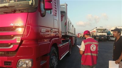الهلال الأحمر المصري يمد أهالي غزة بنحو 75 ألف سلة غذائية وأطنان من المساعدات الطبية والإغاثية 