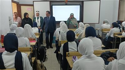 د. عصام عمارة مدير تعليم بني سويف يشهد طابور الصباح بالثانوية الجديدة بنات ويتابع انتظام الدراسة