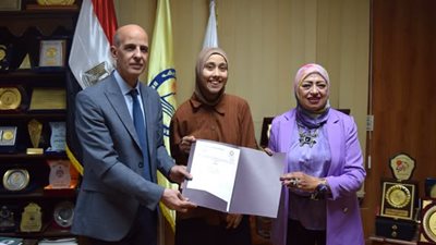 بعد موافقة مجلس الجامعة.. رئيس جامعة بني سويف يسلم خريجة العلوم سارة أحمد منحة دراسية
