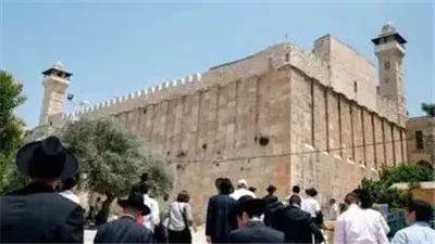 مئات المستوطنين يقتحمون الحرم الإبراهيمى فى الخليل