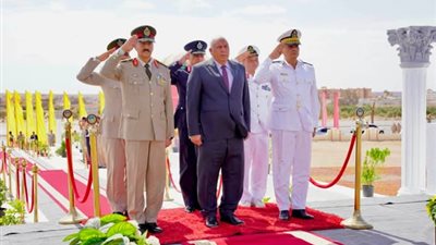 محافظ مطروح وقائد المنطقة الغربية العسكرية ومدير الأمن يضعون إكليل الزهور على النصب التذكاري للجندي المجهول