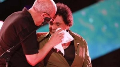 حقيقة فيديو بكاء محمد منير.. الذكاء الاصطناعي وراء شائعة «عجزت يا نجم»