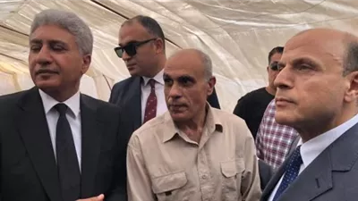 وزير السياحة يهدي مكتشف تمثال رمسيس الثاني بالغربية وزوجته رحلتى عمرة