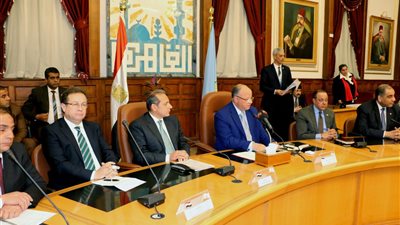 بالصور .. محافظ القاهرة ورئيس البنك الاهلى  يسلم 20 عقد لملاك شق الثعبان 