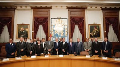 بحضور محافظ القاهرة ورئيس مجلس ادارة البنك الأهلي   تسليم عقود تقنين اوضاع اصحاب المصانع بشق الثعبان